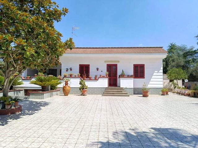 Vendesi villa a Crispiano