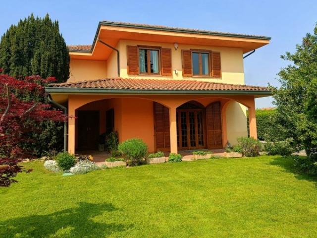 Vendesi villa a Giarole strada Villabella 10