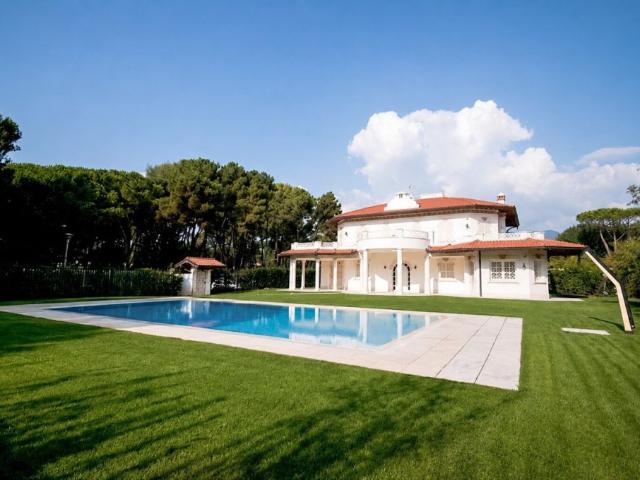 Vendesi villa a Forte dei Marmi via Matteo Civitali, 122
