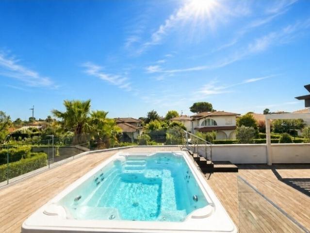 Vendesi villa a Forte dei Marmi