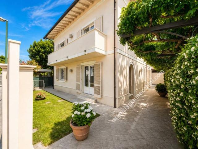 Vendesi villa a Forte dei Marmi