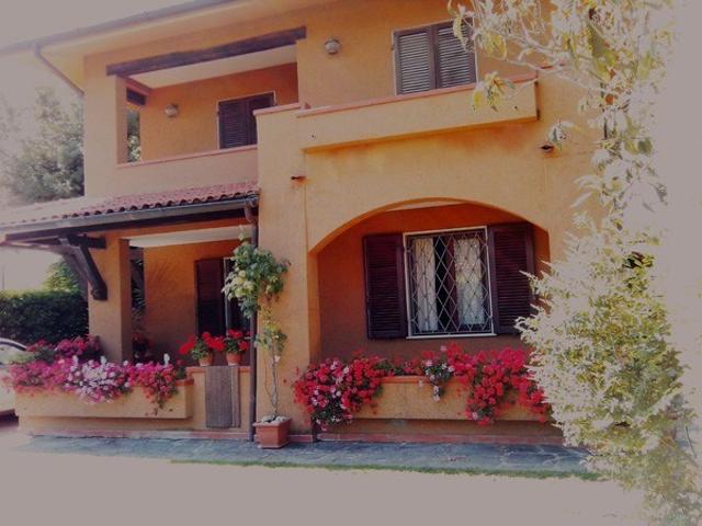Vendesi villa a Forte dei Marmi via cervi