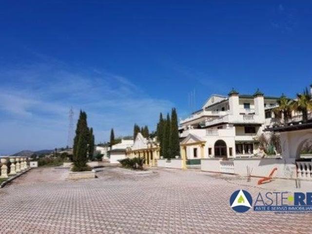 Vendesi villa a Itri
