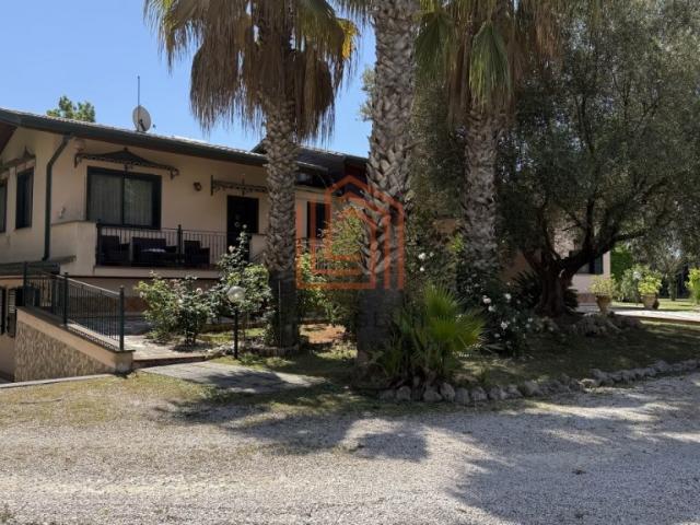 Vendesi villa a Latina
