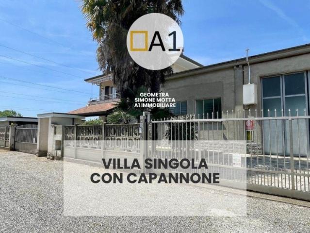 Vendesi villa a Lazzate