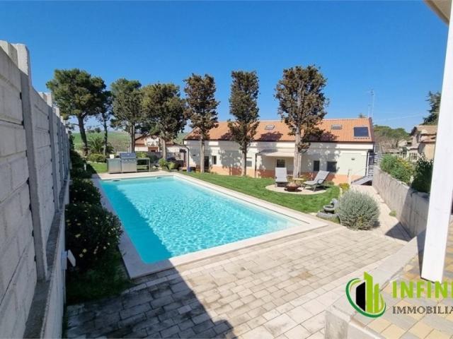 Vendesi villa a Matera