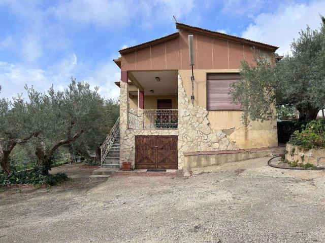 Vendesi villa a San Cataldo