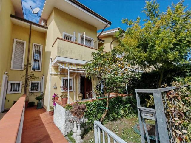 Vendesi villa a schiera a Massa via Pisa, Marina di Massa Centro