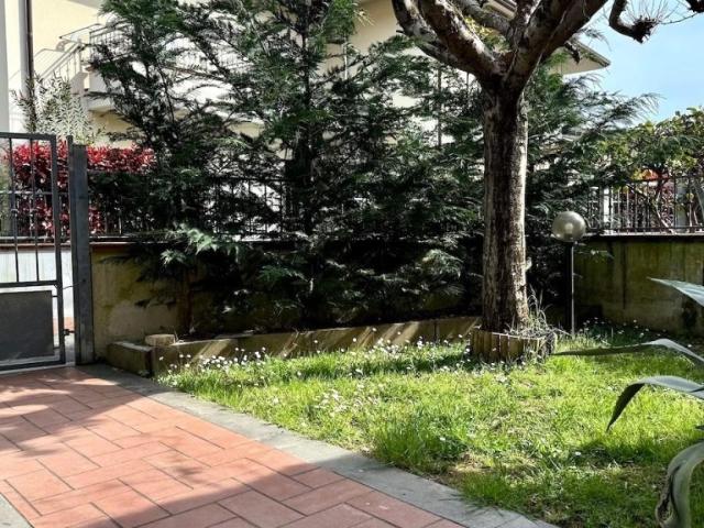 Vendesi villa a schiera a Massa via Rinchiostra