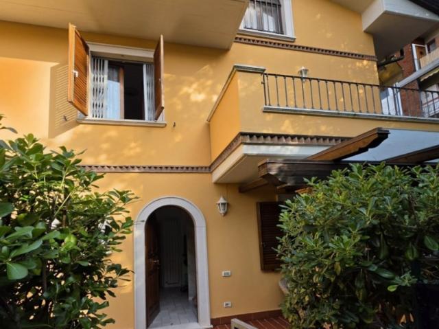 Vendesi villa a schiera a Massa