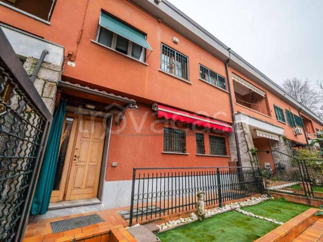 Vendesi villa a schiera a Milano via Finale Ligure 14, QT8