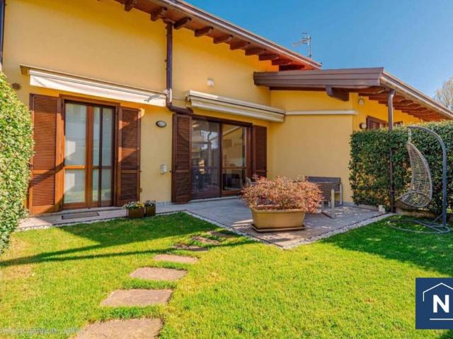 Vendesi villa a schiera a Montano Lucino via Roma