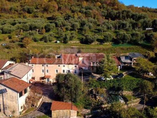 Vendesi villa a schiera a Montecchio Maggiore via Pianeta, 9