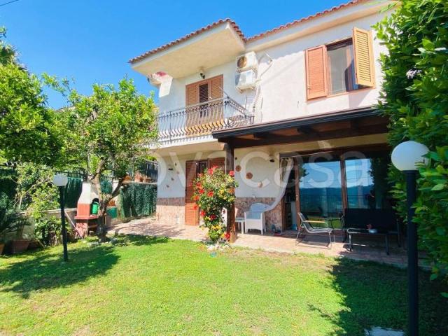Vendesi villa a schiera a Napoli, Bagnoli