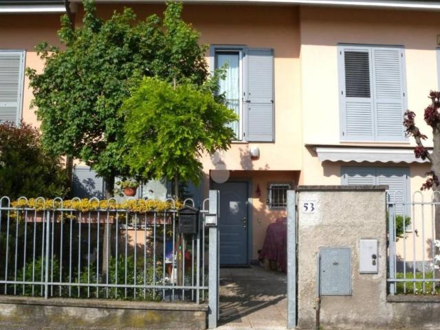 Vendesi villa a schiera a Origgio via Giosue' Ceriani, 53