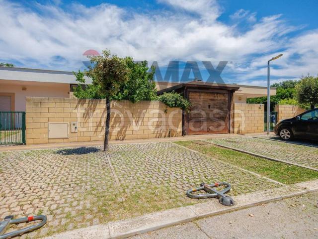 Vendesi villa a schiera a Bari, Torre a Mare