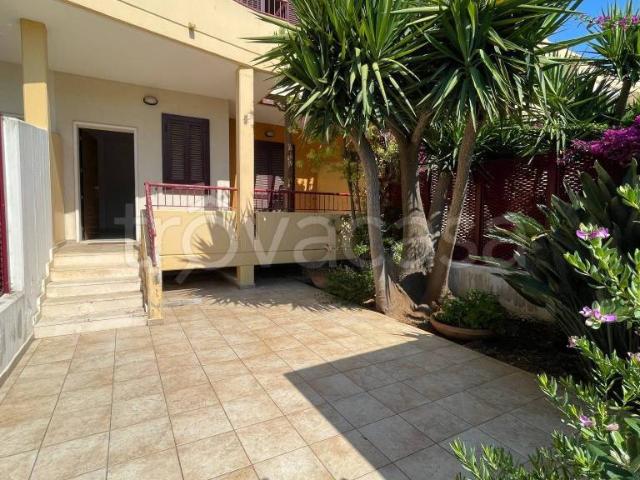 Vendesi villa a schiera a Bari, Torre a Mare