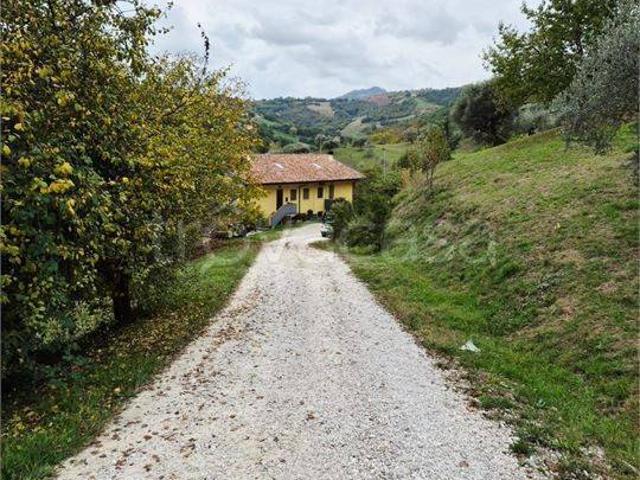 Vendesi villa a schiera a Bisenti