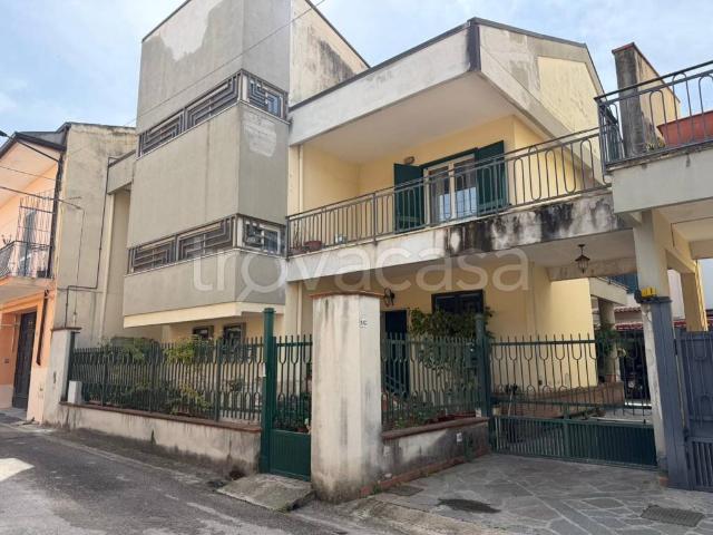 Vendesi villa a schiera a Curti