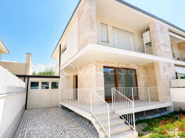 Vendesi villa a schiera a Camaiore via g. Garibaldi, 151, Lido Di Camaiore