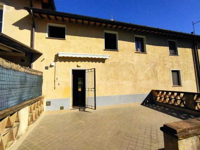 Vendesi villa a schiera a Camaiore