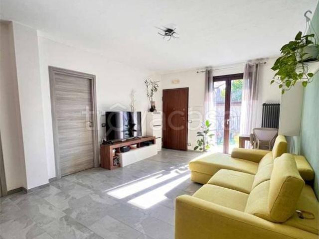 Vendesi villa a schiera a Casalbeltrame