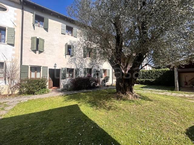 Vendesi villa a schiera a Castelcucco viale Montegrappa