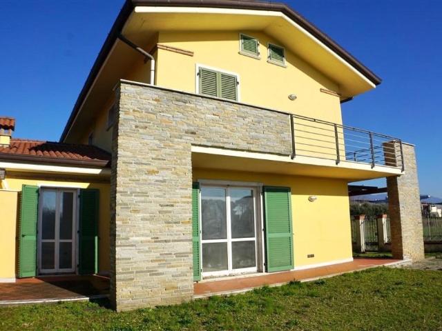Vendesi villa a schiera a Carrara via Marina, Avenza