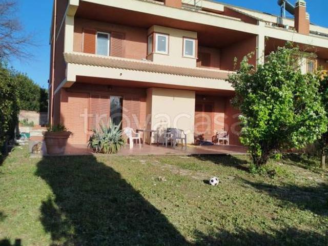 Vendesi villa a schiera a Civitavecchia via Don Lorenzo Milani
