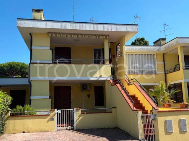 Vendesi villa a schiera a Comacchio viale Liberia, Lido Delle Nazioni