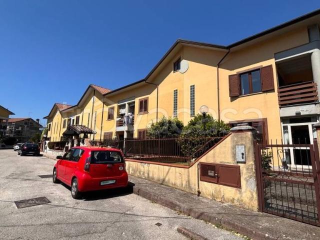Vendesi villa a schiera a Contrada via Villa Carlo, 51