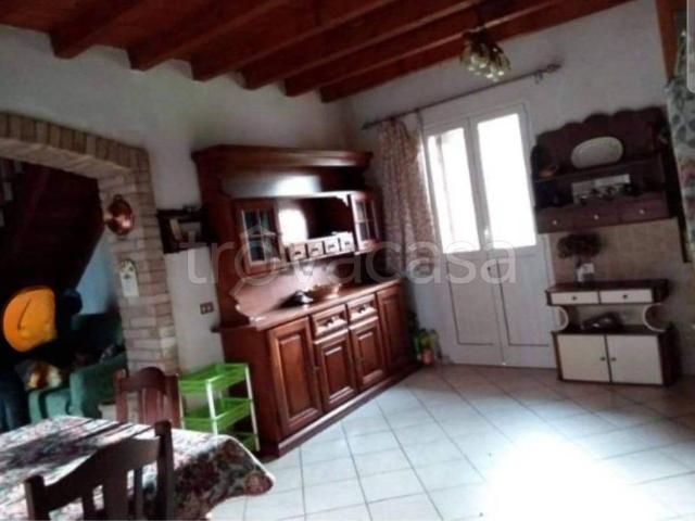Vendesi villa a schiera a Farneta, Montefiorino