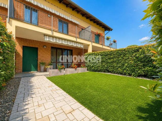 Vendesi villa a schiera a Fenegrò via Lario, 38