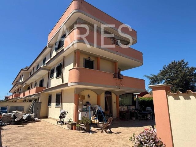 Vendesi villa a schiera a Fiumicino, Isola Sacra