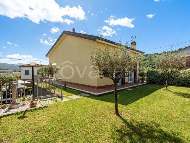 Vendesi villa a schiera a Follo
