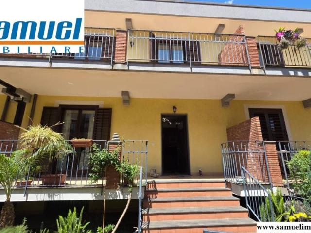 Vendesi villa a schiera a Giarre via Mongibello