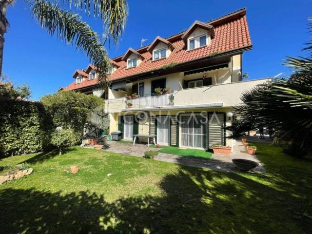 Vendesi villa a schiera a Giugliano in Campania via Ripuaria, Varcaturo