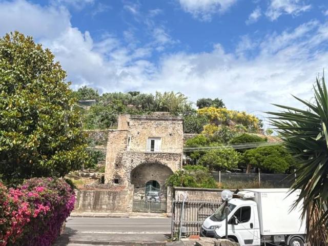 Vendesi villa a schiera a Ischia via Montetignuso