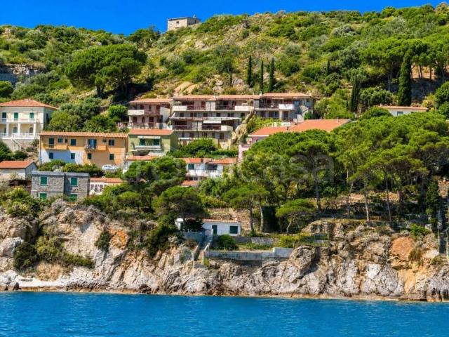 Vendesi villa a schiera a Isola del Giglio via del Castello, 57
