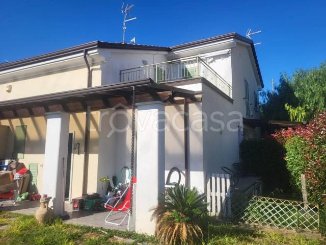 Vendesi villa a schiera a Luni