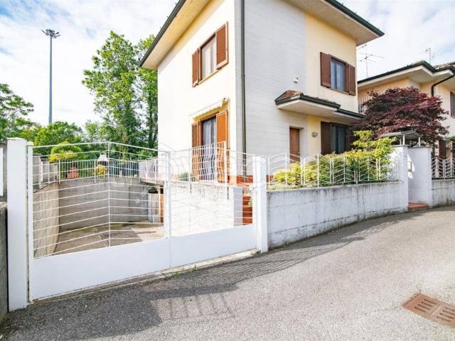 Vendesi villa a schiera a Lodi via della Camolina, 15