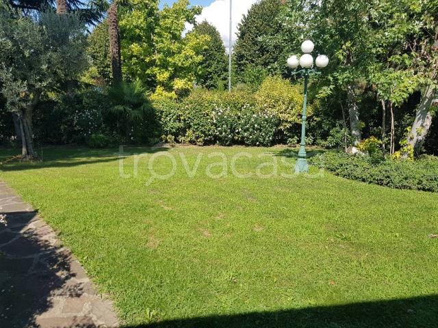 Vendesi villa a schiera a Lonato del Garda