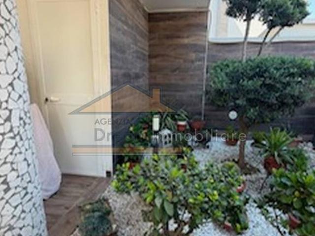 Vendesi villa a schiera a Parete via Castagnola