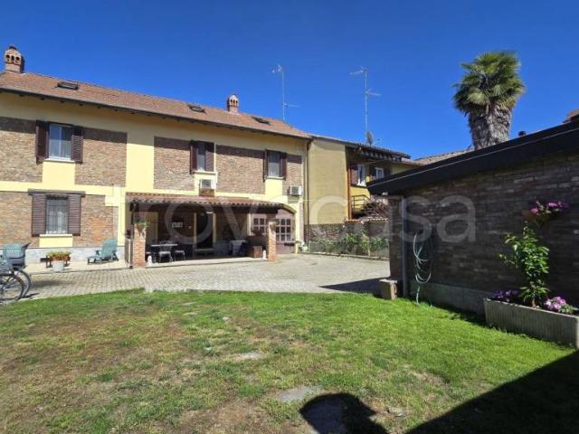 Vendesi villa a schiera a Pavia, Via Riviera