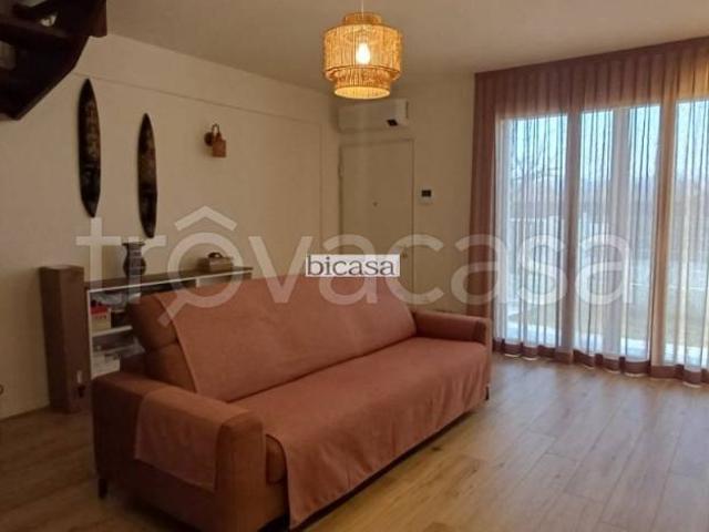 Vendesi villa a schiera a Pesaro, Cattabrighe Vismara