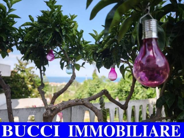 Vendesi villa a schiera a Pescara strada Zanni, Colle del Telegrafo Colle Scorrano