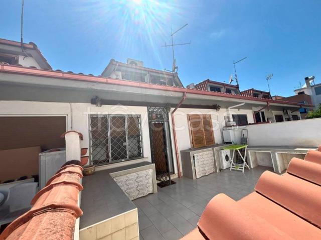 Vendesi villa a schiera a Pomezia via Mari