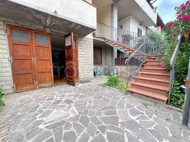 Vendesi villa a schiera a Prato via Hermada, Narnali Viaccia