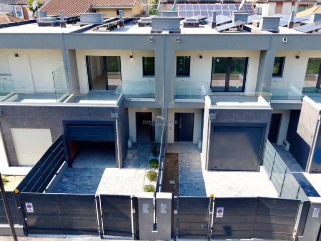 Vendesi villa a schiera a Rho via Scrivia