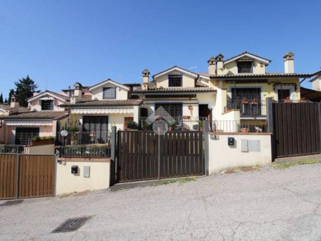 Vendesi villa a schiera a Riano via dei costaroni